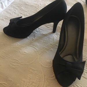 Dressy heel with bow.